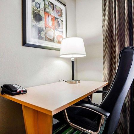 Comfort Inn Kansas City / Airport Bagian luar foto
